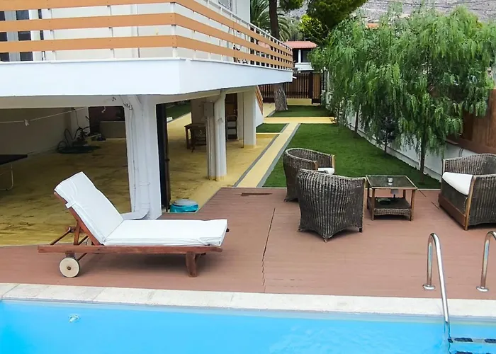 House With A Pool, 2' From The Beach