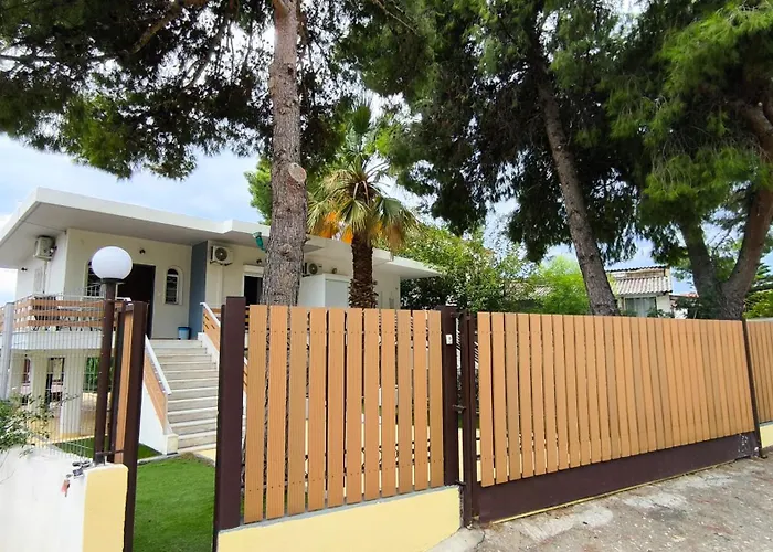 House With A Pool, 2' From The Beach